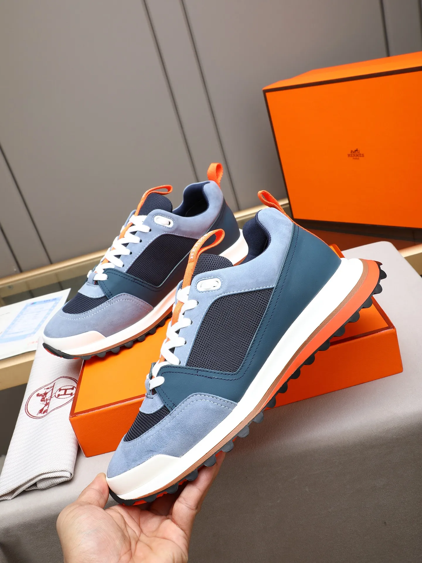 PP680【Hermes】fe new arrival~New Bouncing sneakers are the most comfortable shoes from Hermès. They are extremely light on the feet and look great. You won’t feel tired even when you go shopping and running around. 👍Very light and comfortable. Extremely light. Perfect for both sports and leisure. They feel great when you step on them! It’s up to you to choose, there’s always what you want~ ✔️Fabric: Imported first-layer cowhide ✔️Inner lining: Imported water-dyed cowhide ✔️Outsole: Seamless combination of IP+TPU (multi-color letters) German technology irradiation machine ✔️Code number: Male 38-44 (45 customized)